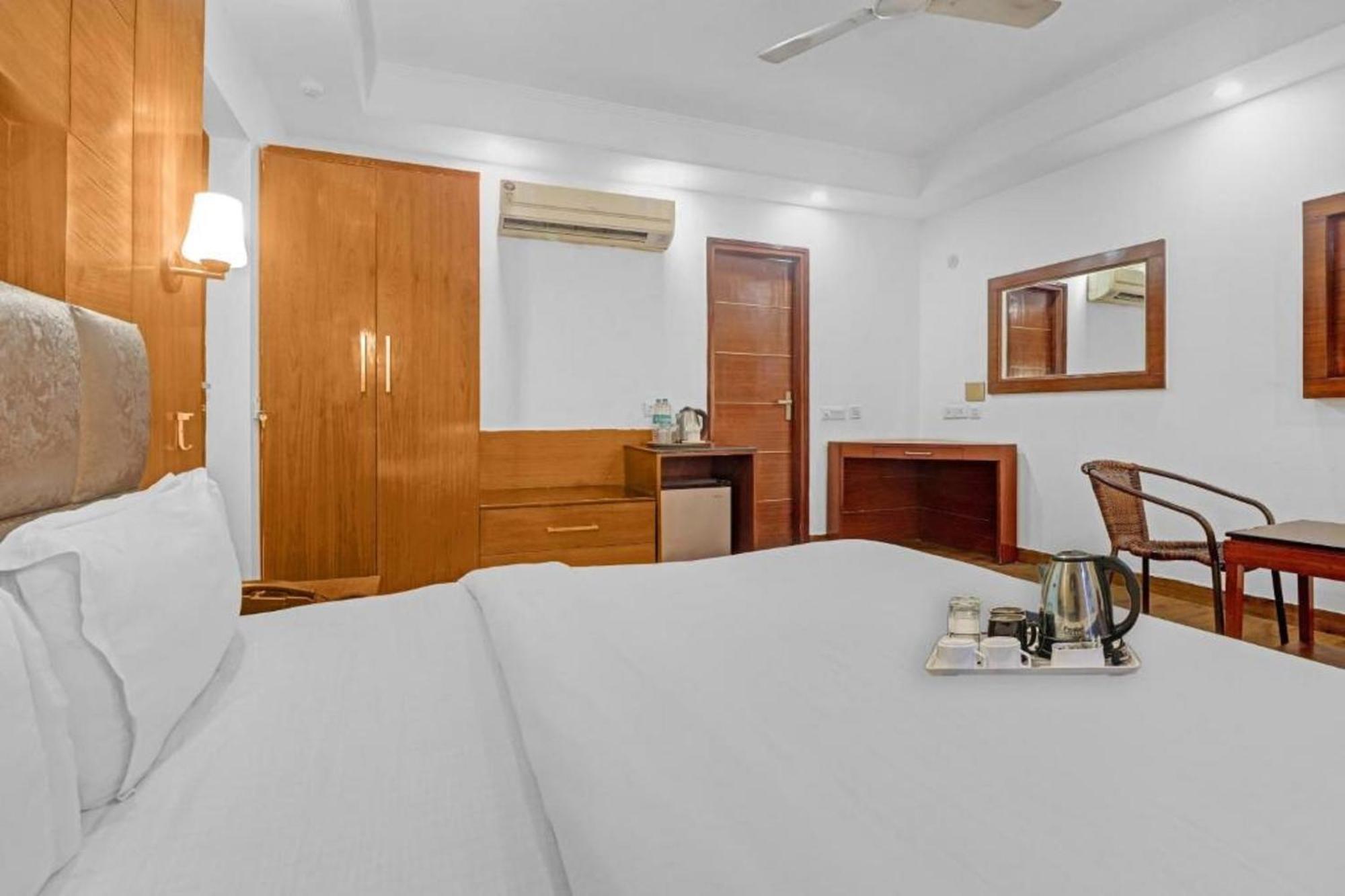 The Royal Galaxy - Sec. 12 Dwarka Metro Station Hotel